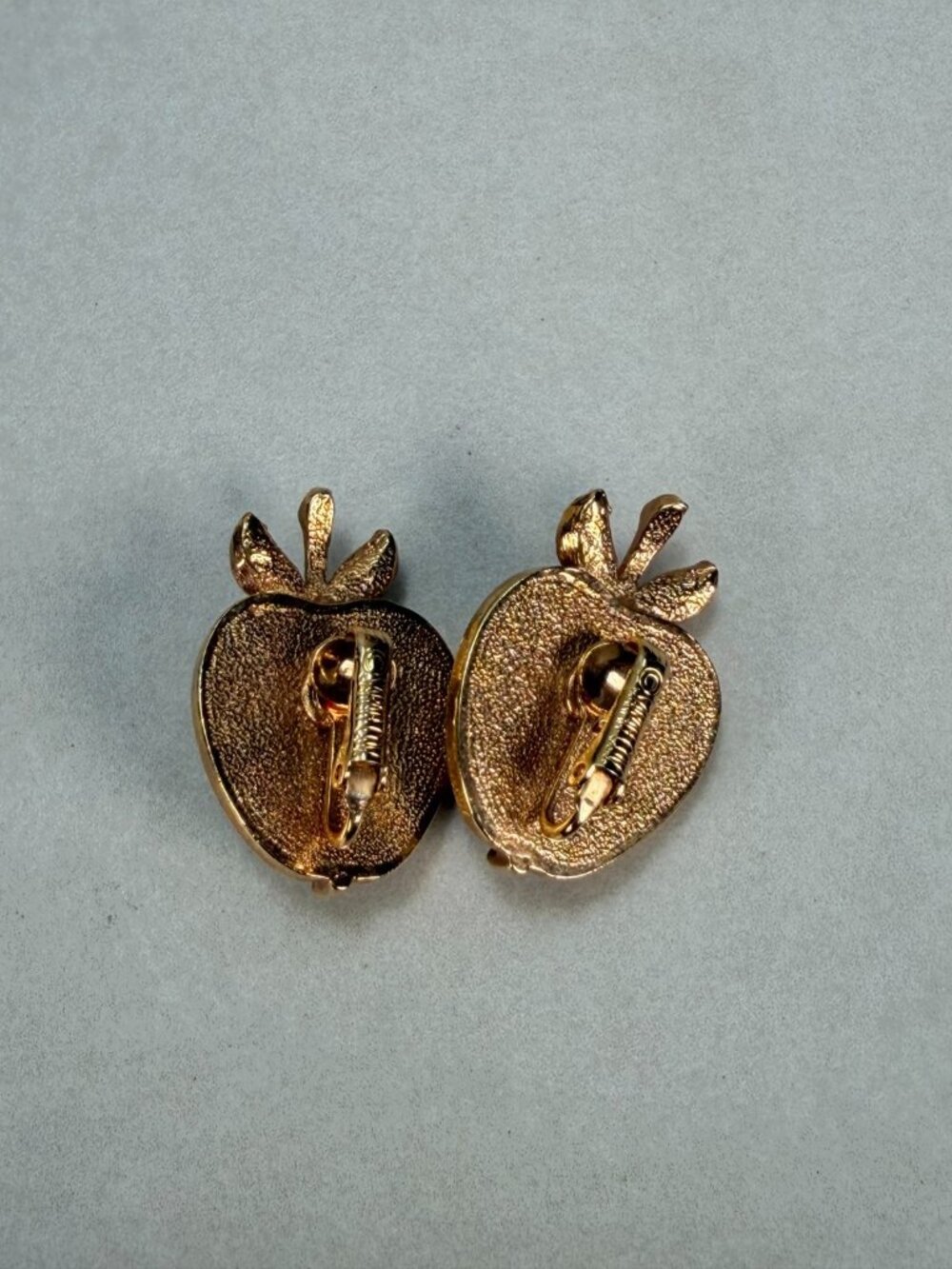 Sarah Coventry Signed Lucite Cabochon Gold Toned Apple Clip On Earrings - Picture 6 of 10